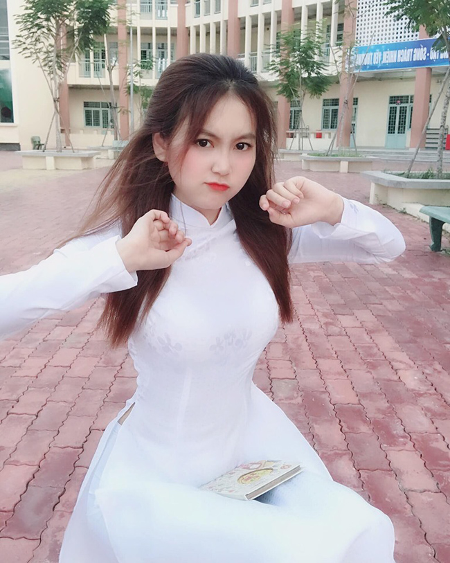 Trần Nam Trân (sinh năm 1996, nữ sinh trường Đại học Sư phạm TP.HCM, thực tập tại một trường tiểu học) là cái tên đã quá quen thuộc với dân mạng. 