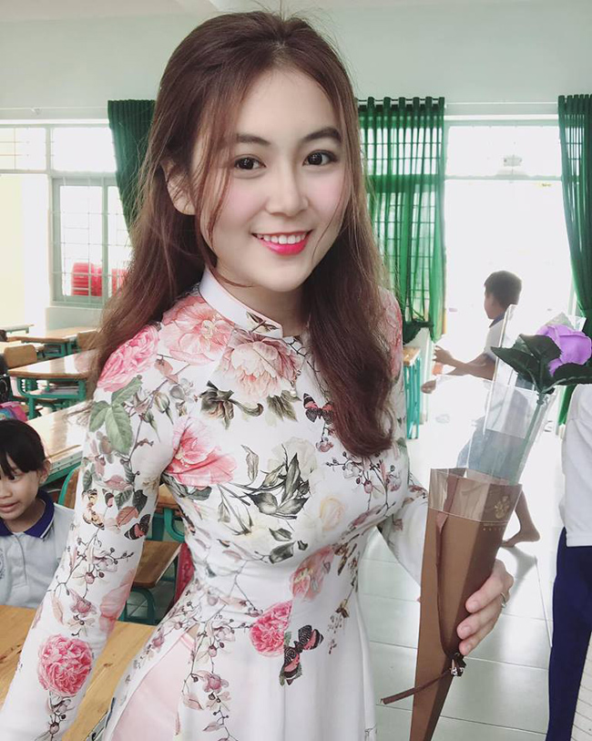 Loạt ảnh cô giáo trẻ diện áo dài duyên dáng trong lớp học từng được dân mạng chia sẻ rầm rộ.&nbsp;