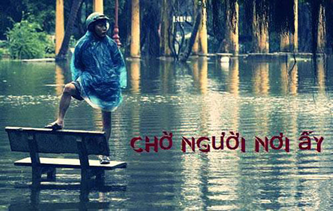 Anh vẫn đứng đây, nước vẫn ngập đầy sân.