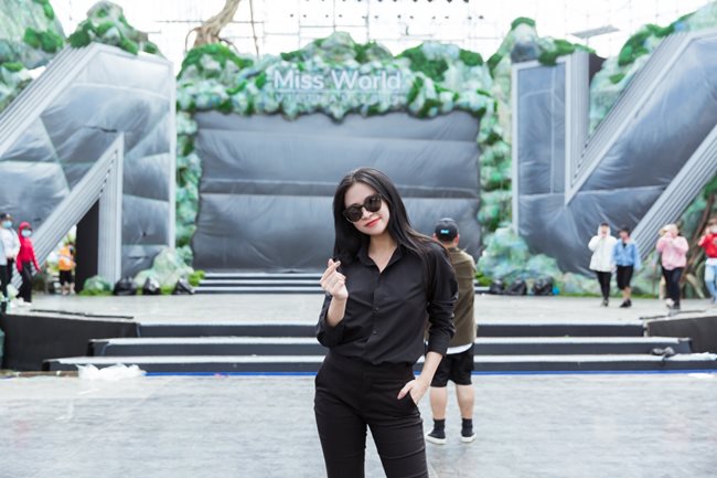 Hoàng Thùy Linh tái hiện ca khúc "Để Mị nói cho mà nghe" sôi động cùng những điệu múa bắt mắt và sôi động, mở màn cho phần thi Dances of Việt Nam.