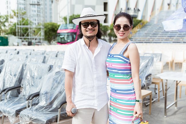 Lệ Quyên tạo thiện cảm bởi tính cách vui nhộn, hài hước và gần gũi. Dưới tiết trời nắng nóng của Sài Gòn, cô luôn tươi rói với nguồn năng lượng tích cực.