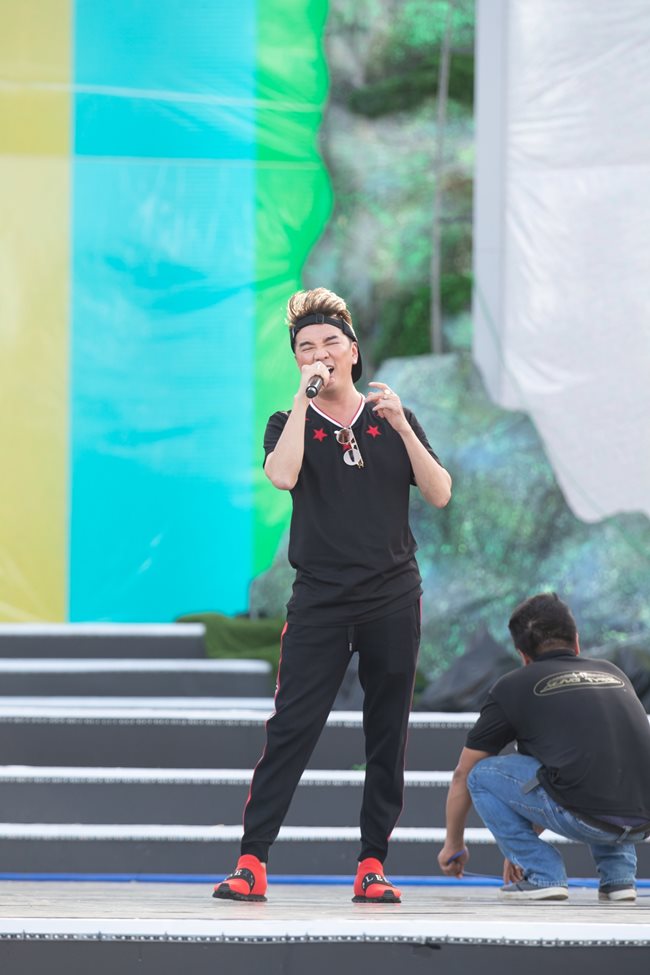 Đàm Vĩnh Hưng vừa giữ vai trò giám khảo đồng hành cùng các thí sinh vừa là một trong những ca sĩ góp mặt trên sân khấu.