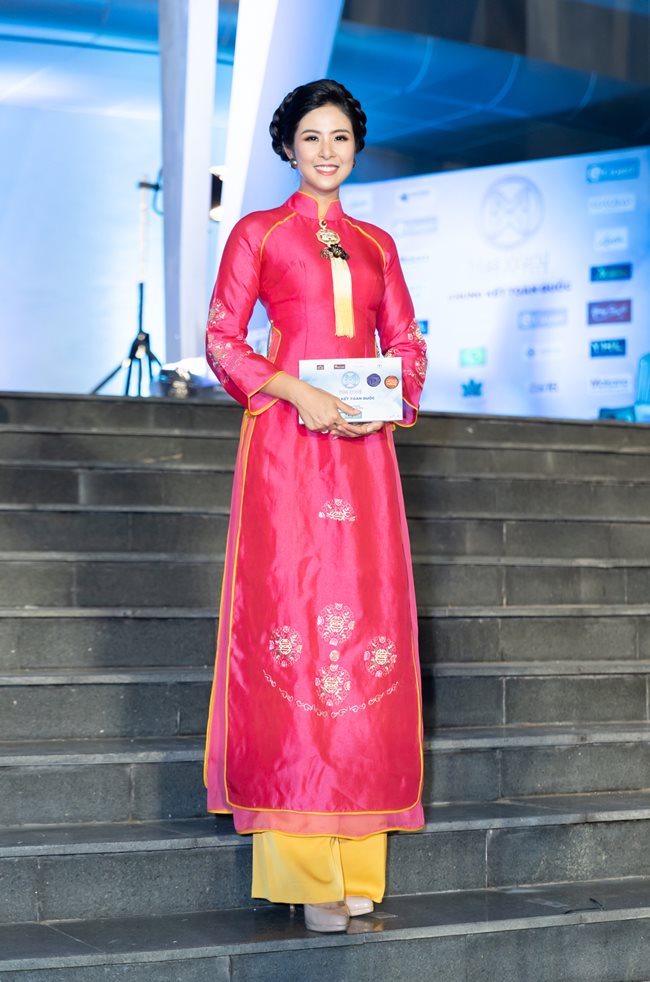 Hoa hậu Ngọc Hân nền nã với áo dài màu nổi bật.