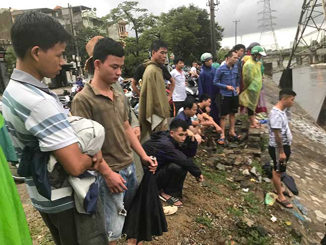 Nhiều người dân buông cần tại khu vực sông Kim Ngưu sau mưa bão.