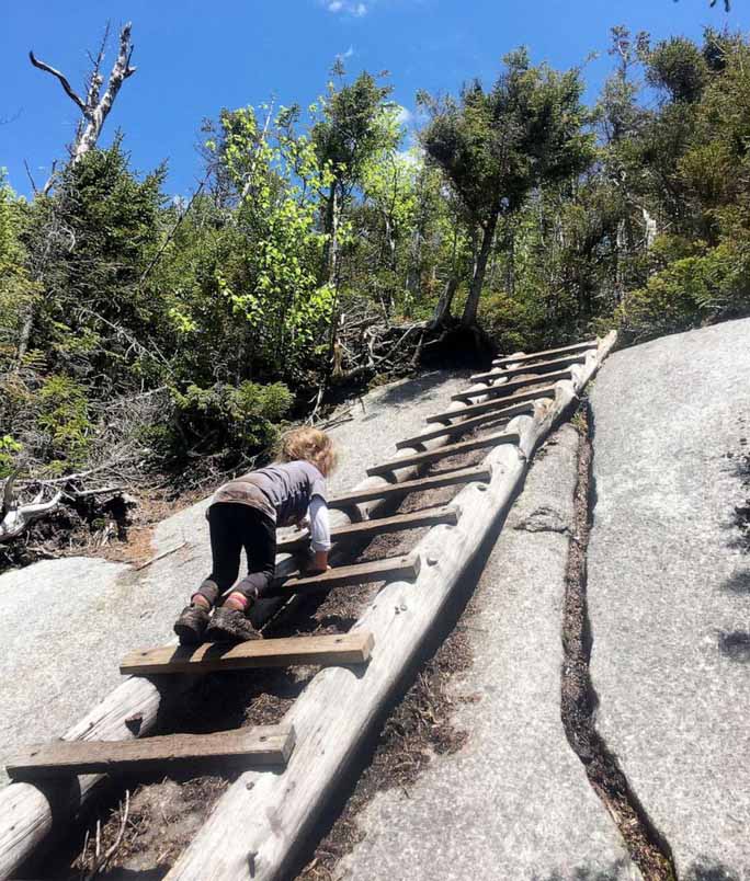 Cô bé là người trẻ nhất chỉnh phục 46 ngọn núi thuộc dãy Adirondack. Ảnh: Courtesy Siobhan Carney-Nesbitt