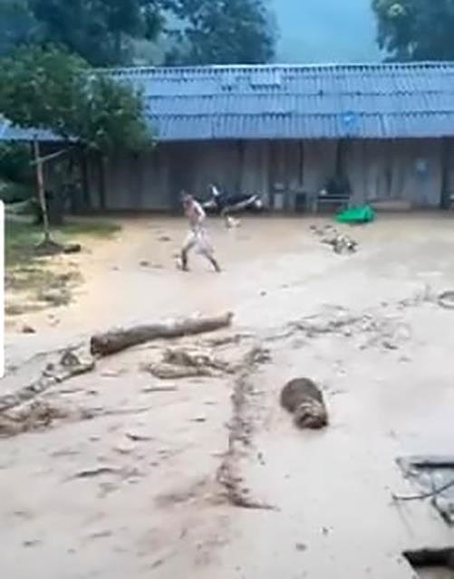 Mưa lũ tại xã Nhi Sơn (Mường Lát). Ảnh: MAI LAN