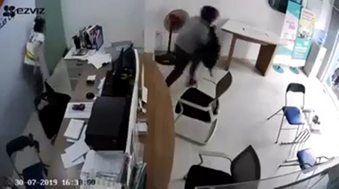 Tài bỏ chạy khi bị chống trả quyết liệt.