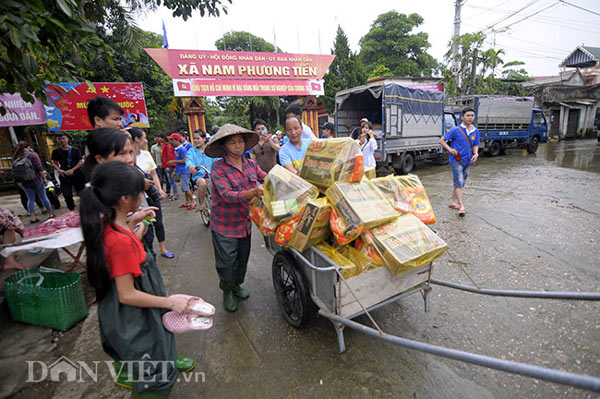 Người dân huyện Chương Mỹ (Hà Nội) nhận hàng hàng cứu trợ trong trận lũ, lụt lịch sử năm 2018. (Ảnh: T.An)
