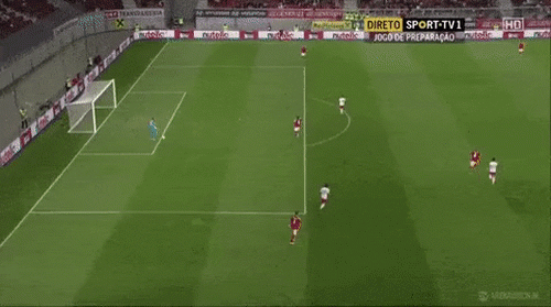 Không nhịn nổi cười với tình huống trớ trêu trong bóng đá - 5