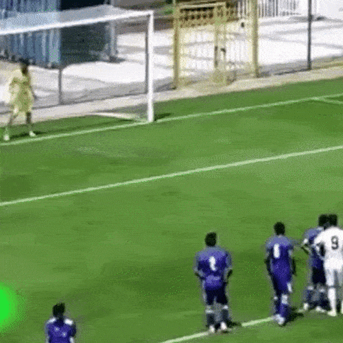 Không nhịn nổi cười với tình huống trớ trêu trong bóng đá - 9