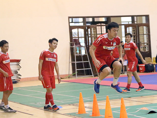 Bóng đá - Quân bầu Đức tập trên "cạn" chờ thuỷ chiến Nam Định ở Thiên Trường