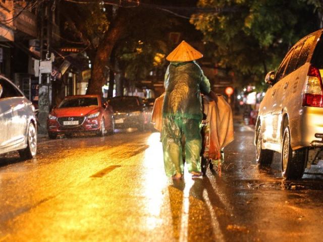 Những phận đời mưu sinh trong đêm mưa bão Hà Nội
