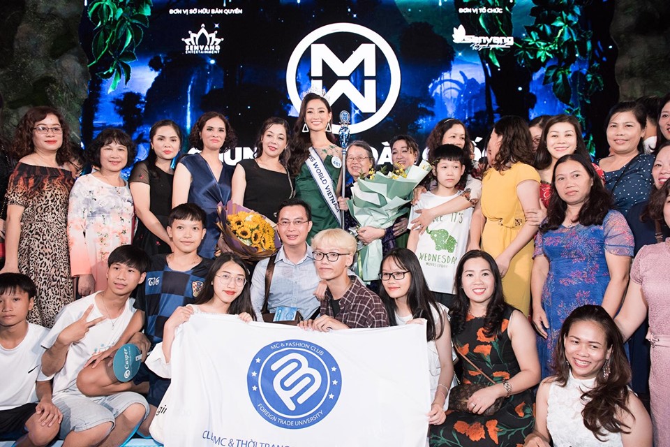 Lương Thùy Linh chụp hình kỷ niệm cùng gia đình và bạn bè.