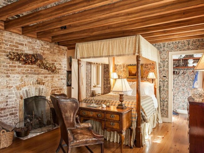 Căn phòng ngủ được thiết kế theo lối kiến trúc của Pháp với lò sưởi sử dụng gỗ truyền thống.