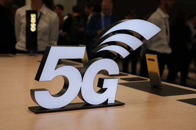 Phải tới cuối năm sau, smartphone 5G mới vực dậy được thị trường.
