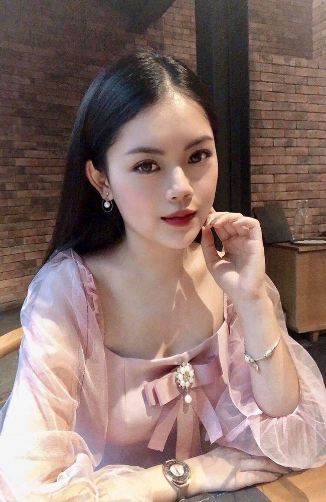 Nhờ vẻ đẹp nổi bật, cô nàng được nhiều shop thời trang mời làm mẫu ảnh quảng cáo.&nbsp;