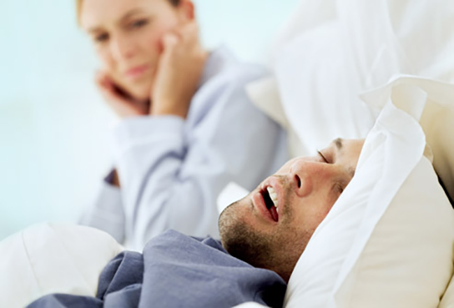 10. Ngáy: Ngáy thường phá vỡ giấc ngủ của mọi người xung quanh và thường phổ biến ở nam giới. Trong hầu hết các trường hợp, ngáy không có hại. Nhưng ngáy thường xuyên có thể làm giảm chất lượng giấc ngủ của bạn. Nó cũng có thể là một dấu hiệu của chứng ngưng thở khi ngủ.