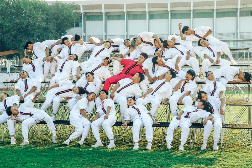 MV được quay tại Việt Nam và Thái Lan. Trúc Nhân kết hợp với nhóm nhảy Angel Turbo tại chương trình Thailand’s Got Talent