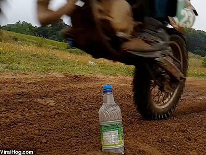 Thử thách đá nắp chai bằng xe máy cực bá đạo