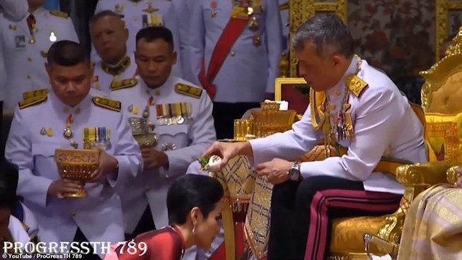 Những hình ảnh về buổi lễ được phát sóng trên truyền hình cho thấy nhà vua tưới nước lên đầu Sineenat. Ảnh cắt từ clip