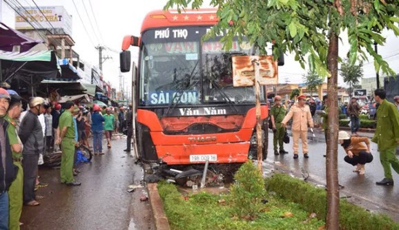 Lực lượng Công an tiến hành khám nghiệm hiện trường để điều tra nguyên nhân vụ tai nạn. Ảnh Văn Thành