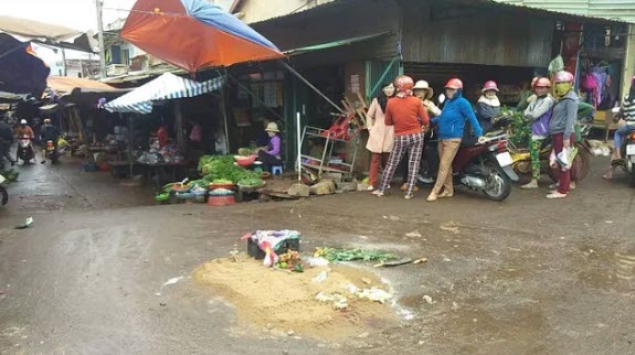 Người dân chưa hết bàng hoàng trước cảnh tượng kinh hoàng.