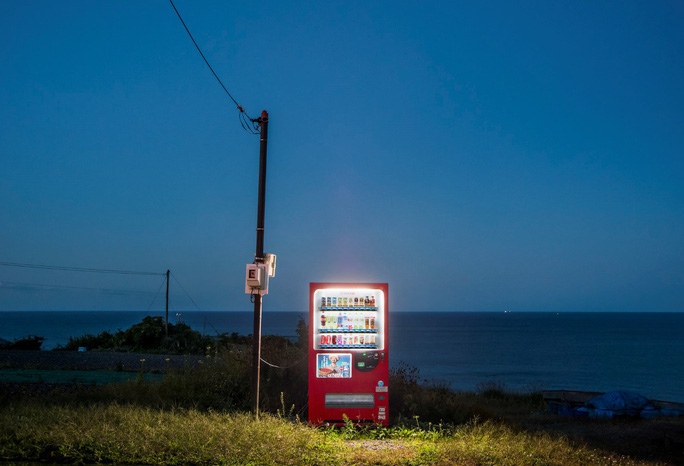 Một chiếc máy bán hàng tự động giữa nơi hoang vắng. Ảnh: Eiji Ohashi
