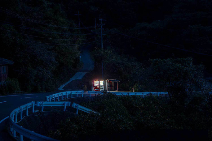 Cảnh vật đường đi vào ban đêm tại TP Isahaya, tại đây xe hơi không đường chạy qua thường xuyên. Ảnh: Eiji Ohashi