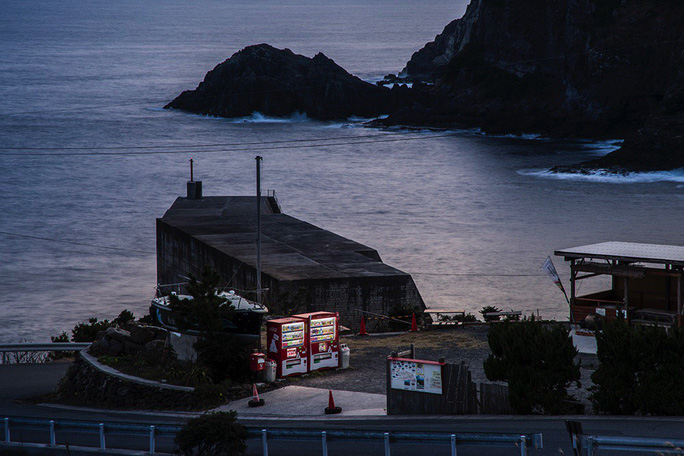 Hai chiếc máy được đặt ven đường dọc biển. Ảnh: Eiji Ohashi