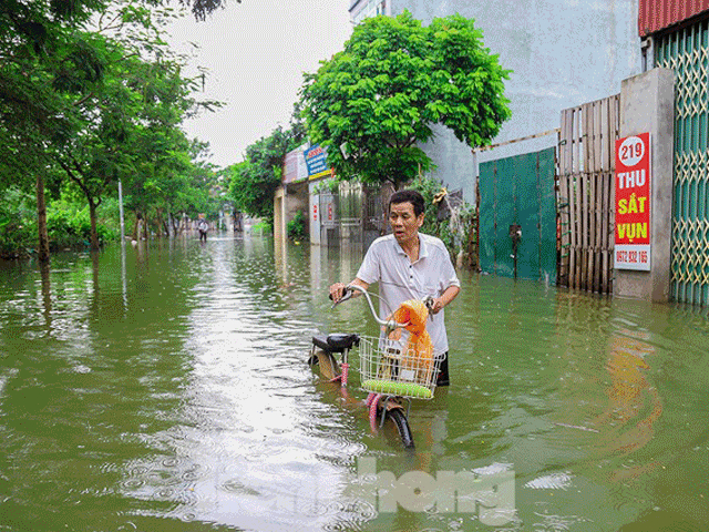 Ba ngày sau mưa bão, phố Hà Nội vẫn chìm trong biển nước