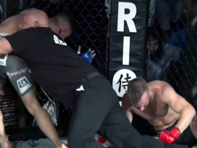 Thể thao - UFC "điên rồ": Gãy tay vẫn cố tình chơi xấu, suýt tẩn cả trọng tài