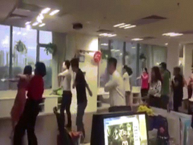 Bạn trẻ - Cuộc sống - Tranh thủ nghỉ trưa, anh em thể dục bằng “điệu nhảy đau tay” của Sơn Tùng MTP