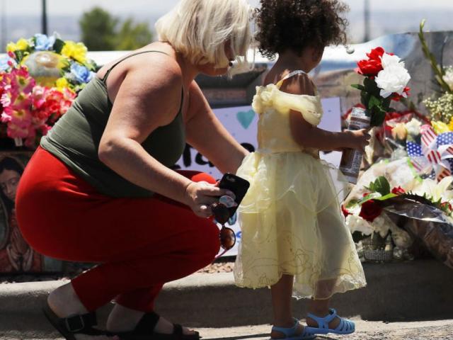 Xả súng khiến 20 người chết ở Mỹ: Người mẹ lấy thân chắn đạn cho con