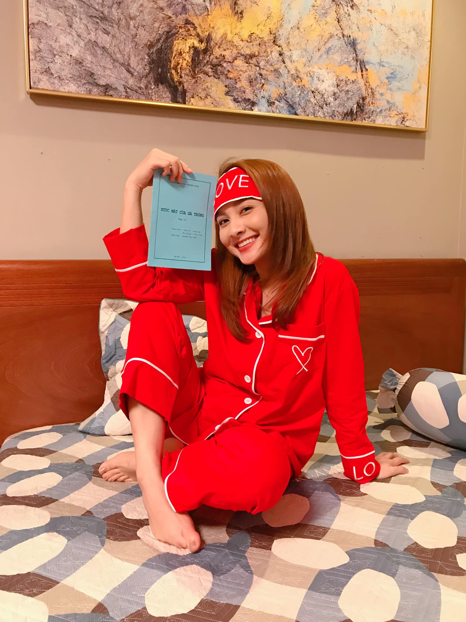 Cô gái dùng cả thành xuân để mặc pijama.