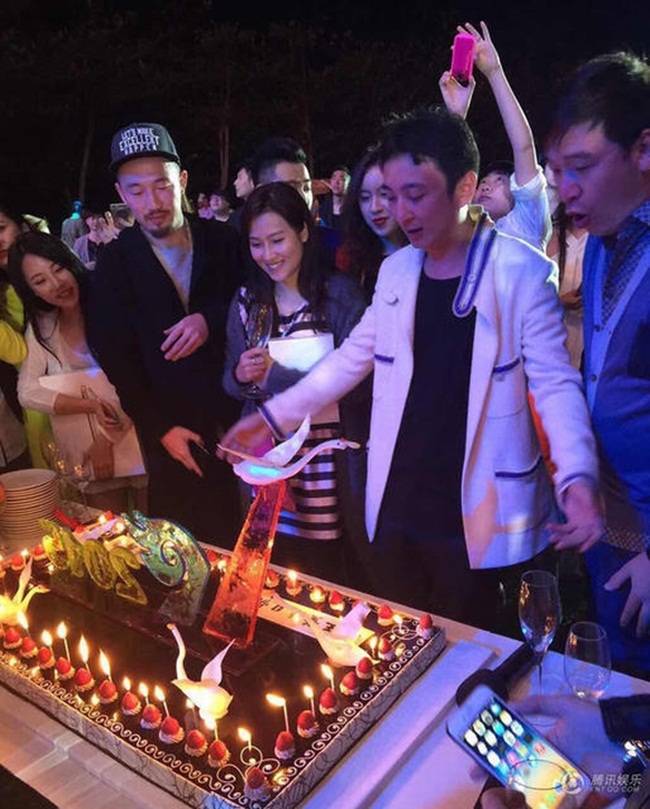 Năm 27 tuổi, để chúc mừng sinh nhật của mình, Wang Sicong đặt toàn bộ bãi biển và 1 khách sạn 5 sao tại thành phố Sanya &#40;Hải Nam&#41;.