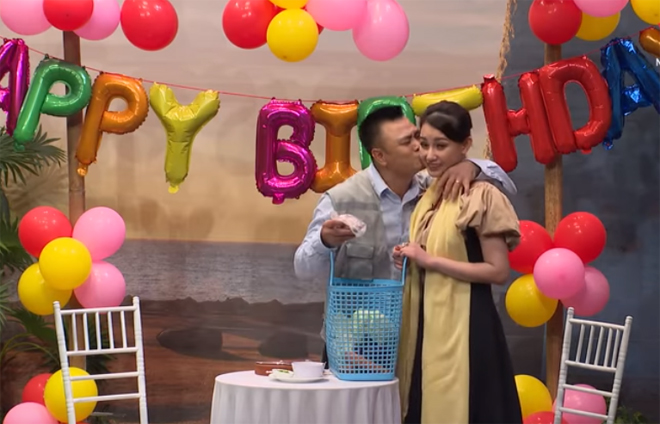 Quỳnh Chi ngại ngùng khi Tự Long hôn vào má