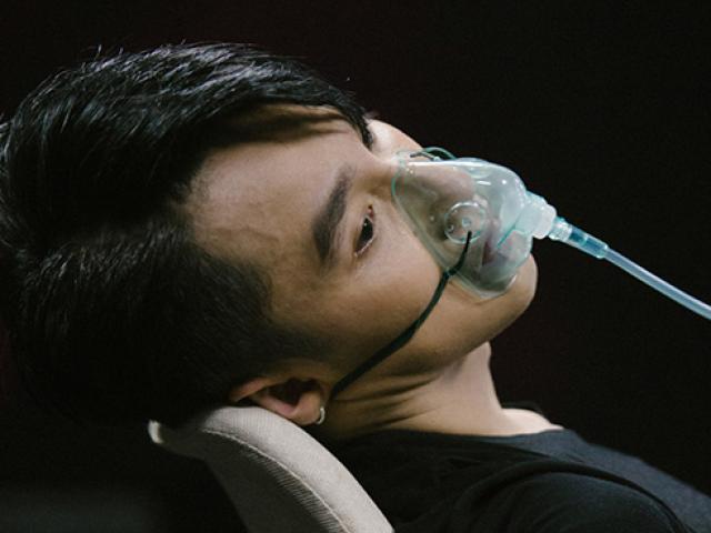 Ca nhạc - MTV - Sơn Tùng kiệt sức phải thở bình oxy sau hậu trường