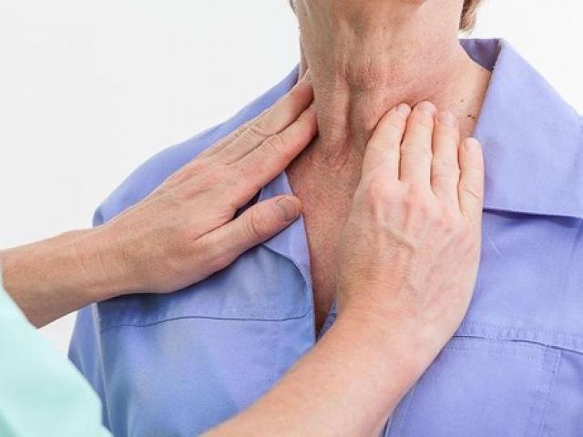 Sức khỏe đời sống - Khó nuốt, khàn tiếng: Dấu hiệu cảnh báo ung thư