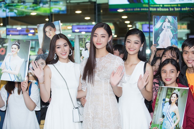 Top 3 Miss World Việt Nam 2019 cùng nhau diện trang phục váy trắng xuất hiện tại sân bay Tân Sơn Nhất trong vòng vây của người hâm mộ sau khi kết thúc cuộc thi tại Đà Nẵng. Cả 3 đều khoe nhan sắc rực rỡ và tươi tắn với layout trang điểm nhẹ nhàng, tinh khôi.