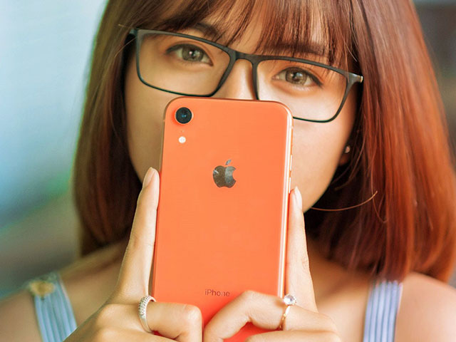 iPhone XR và iPhone 8 Plus: Bạn thích tai thỏ hiện đại hay phím home màn hình truyền thống?