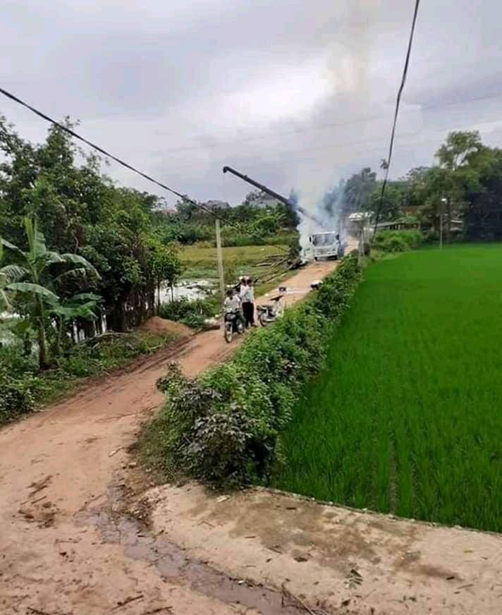 Cần cẩu nâng quá cao, chạm vào đường điện cao thế.