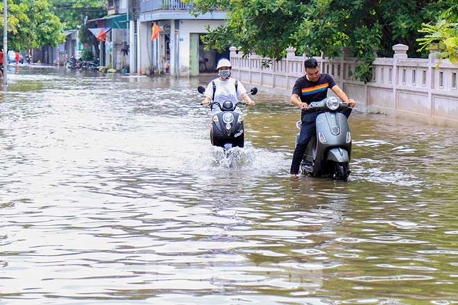 Ba ngày sau mưa bão, phố Hà Nội vẫn chìm trong biển nước - 11