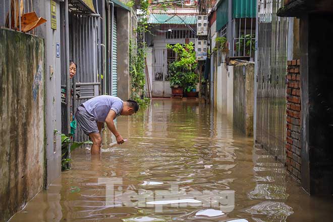 Hàng trăm hộ dân sống tại phố Hoa Lâm bì bõm lội nước suốt 3 ngày qua.