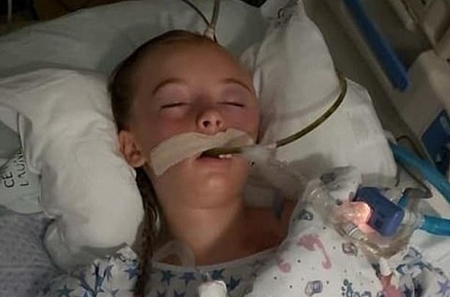 Bé Shaylyn nhập viện trong trình trạng nguy kịch - Ảnh: Dailymail