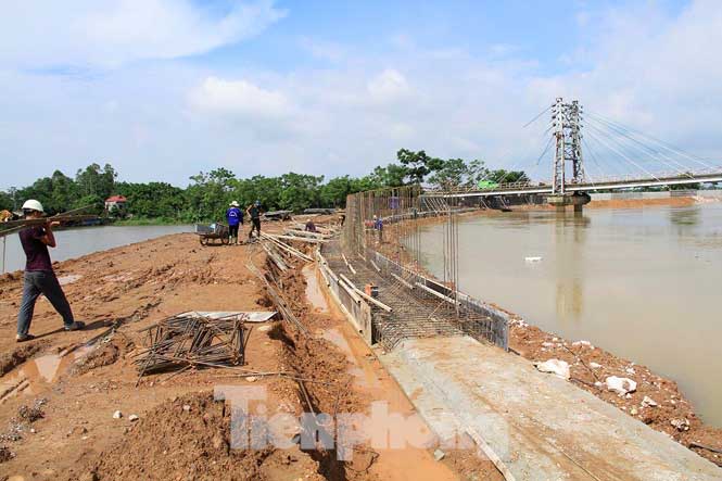 Cận cảnh đê bê tông đang gấp rút hoàn thành để ngăn lụt cho Hà Nội - 10
