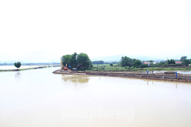 Sông Bùi sau những cơn mưa do hoàn lưu bão số 3. Đoạn đê tả Bùi đang được gấp rút hoàn thiện để đề phòng mưa lớn trong thời gian tới
