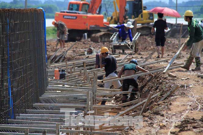 Ngày 5/8, công việc xây dựng đê tả Bùi đang hết sức khẩn trương. Theo đại diện đơn vị xây dựng, nếu điều kiện thời tiết thuận lợi, khoảng chục ngày nữa, toàn bộ tuyến đê dài hơn 1,3km sẽ hoàn thành