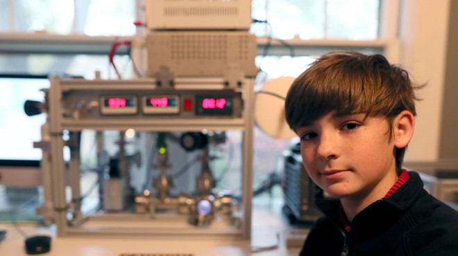 Jackson Oswalt trở thành người sở hữu lò phản ứng hạt nhân trẻ tuổi nhất.