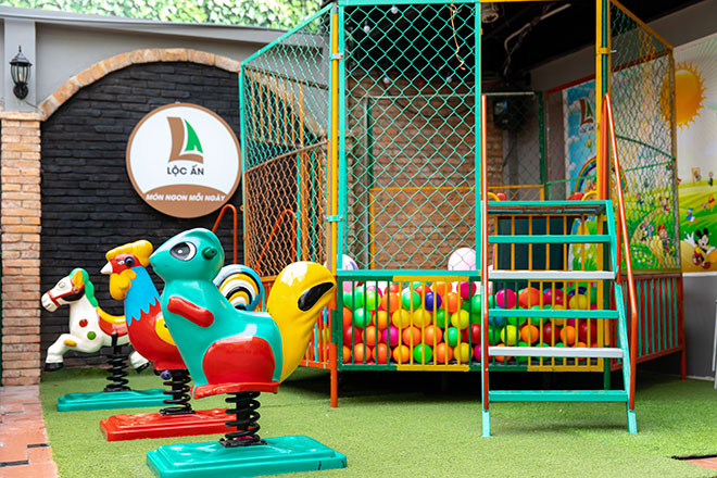 Khu vui chơi thiếu nhi mang đến sự an tâm cho Gia đình đến dùng bữa tại Lộc Ấn