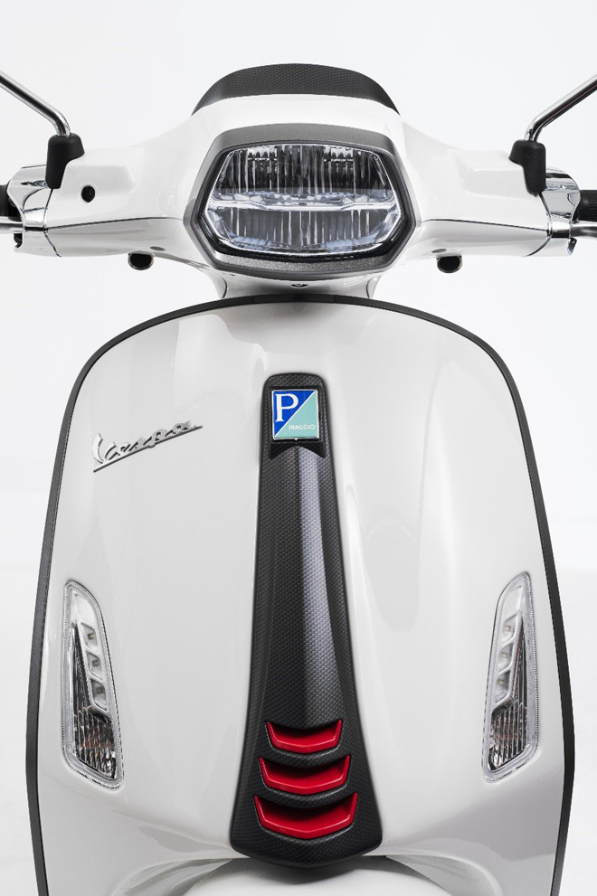 Mỹ nữ Cara và hot boy Jsol tạo dáng cực ngầu bên Vespa Sprint Carbon 2019 - 7